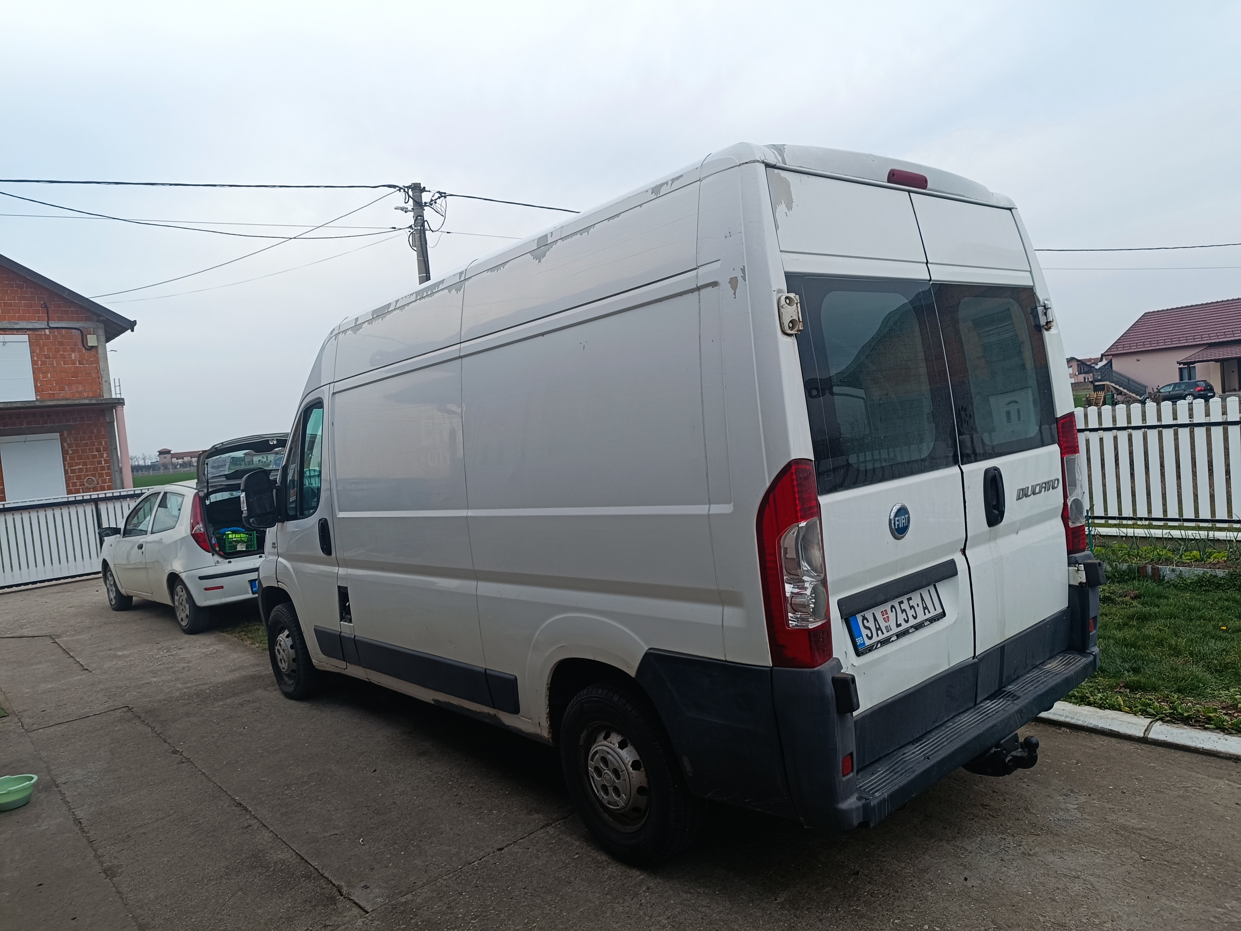 Beli kombi za prevoz robe