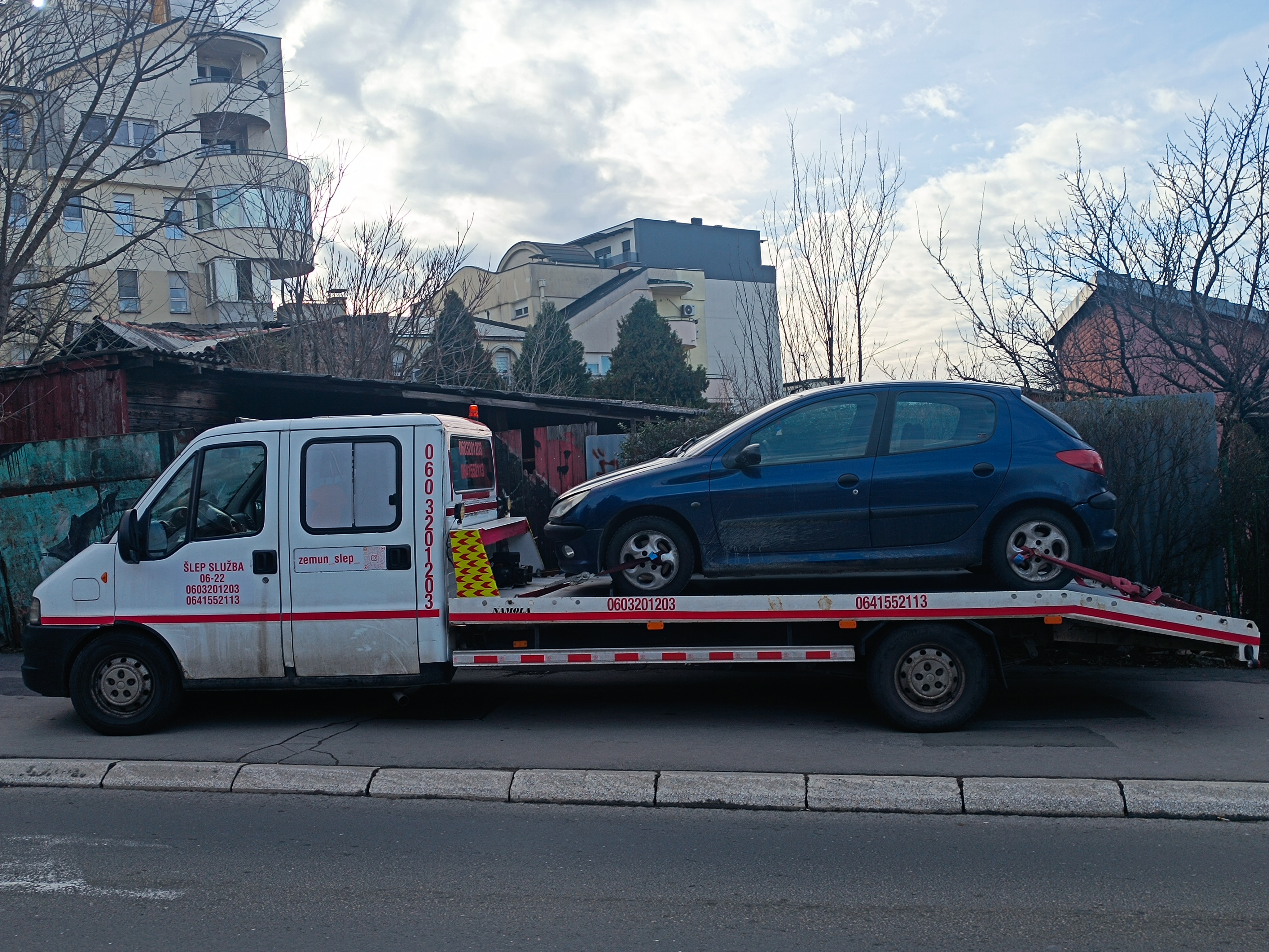 Vozilo šlep službe sa utovarenim automobilom
